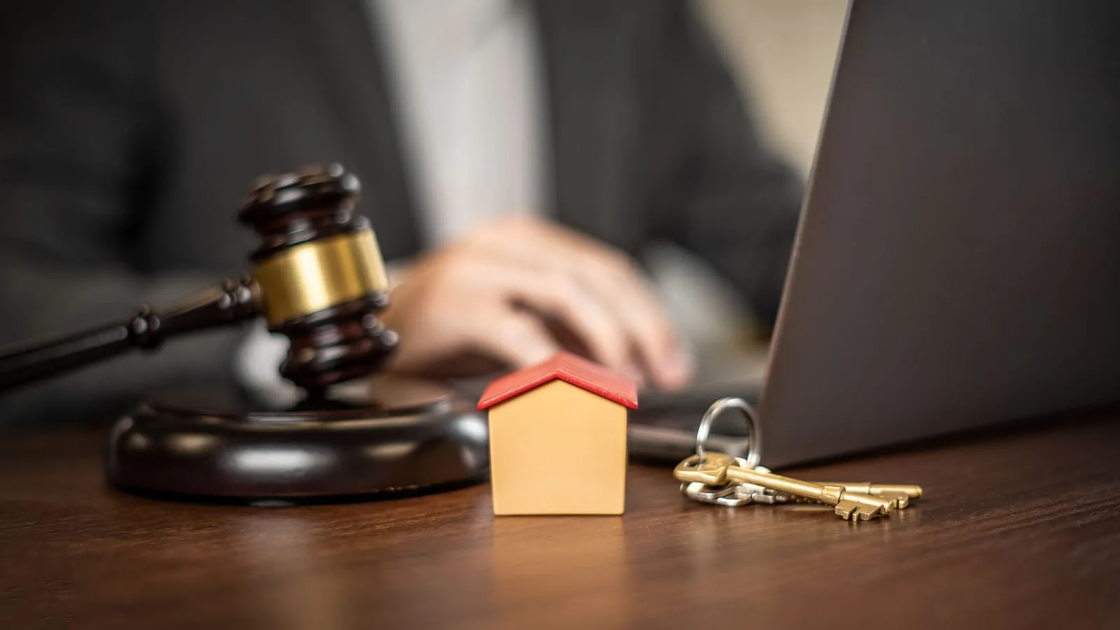 Clés de maison et documents posés sur un bureau pour illustrer le dossier locataire