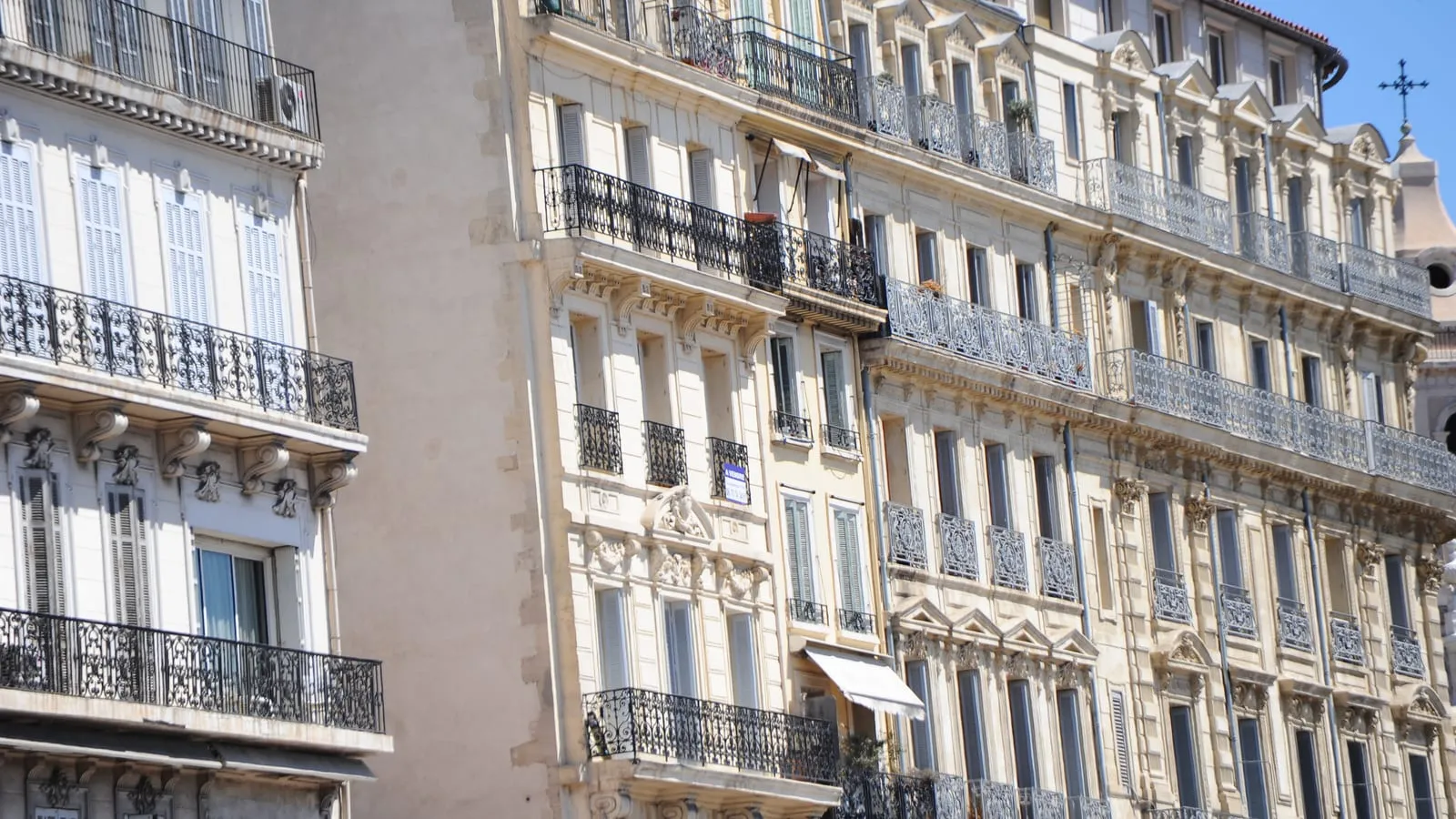 Façades d'immeubles d'habitation à Marseille pour illustrer la relocation en zone tendue