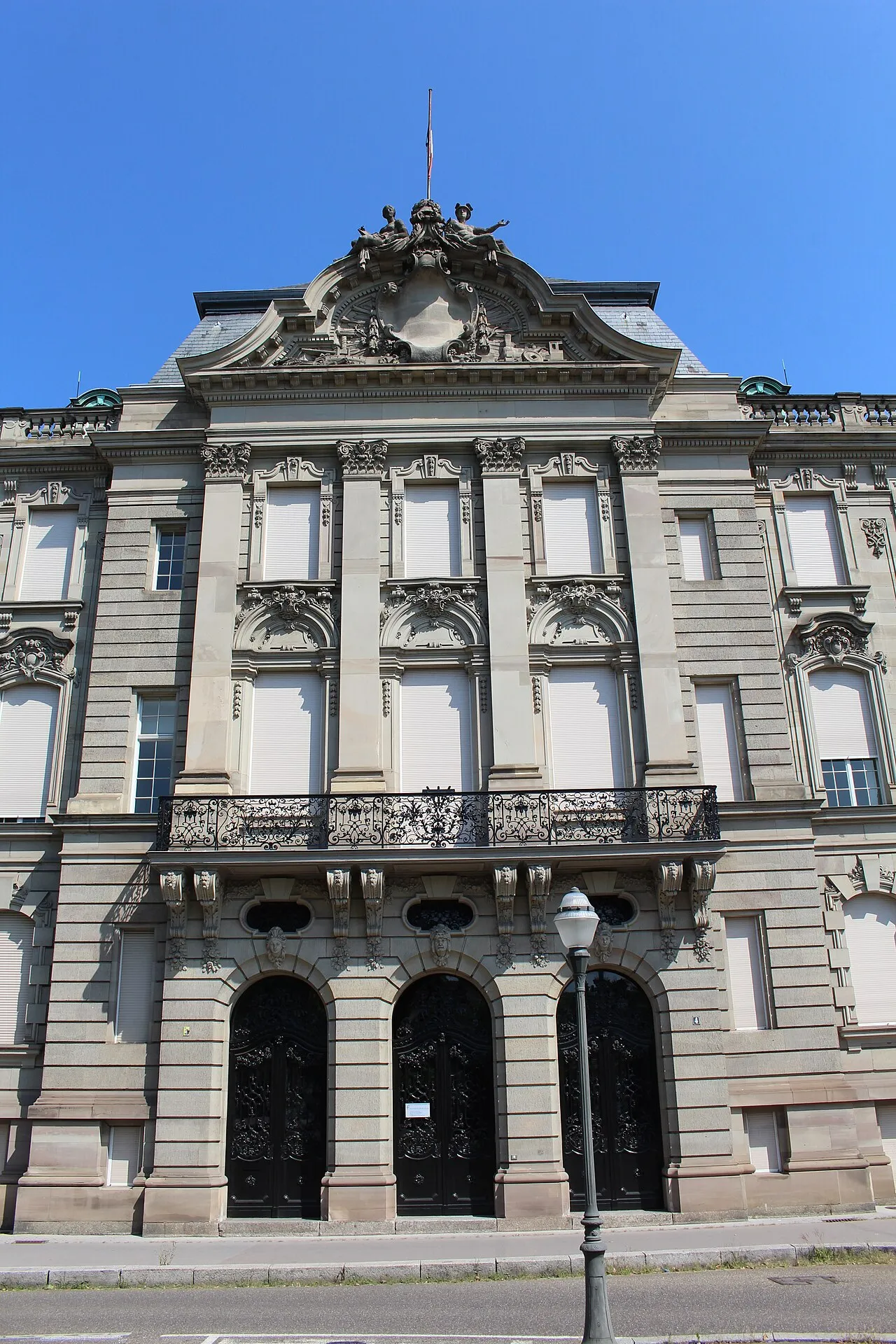 Façade d'un hôtel des impôts pour illustrer la CFE en location meublée