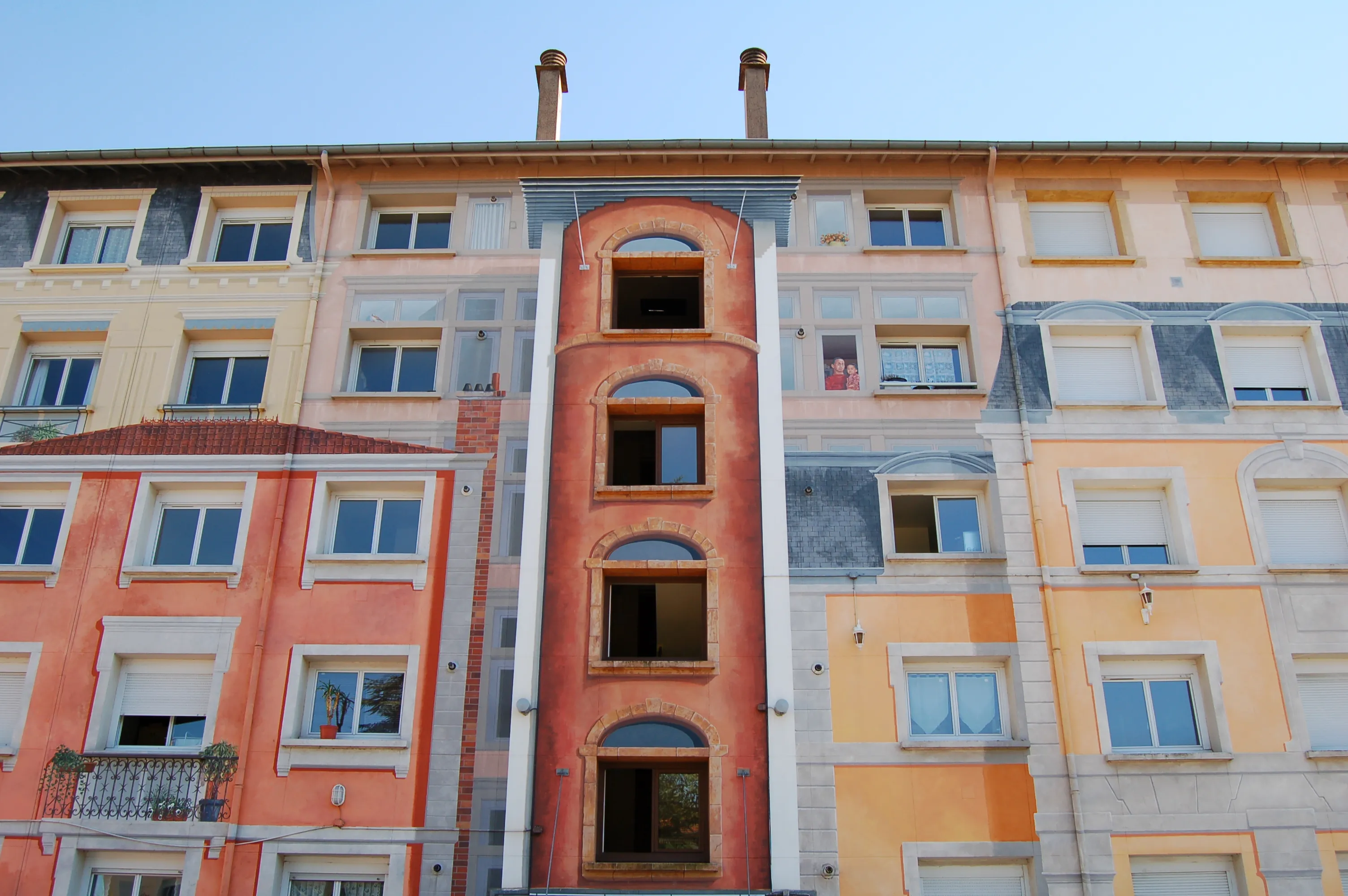 Façade colorée d'un immeuble d'habitation à Lyon, en France