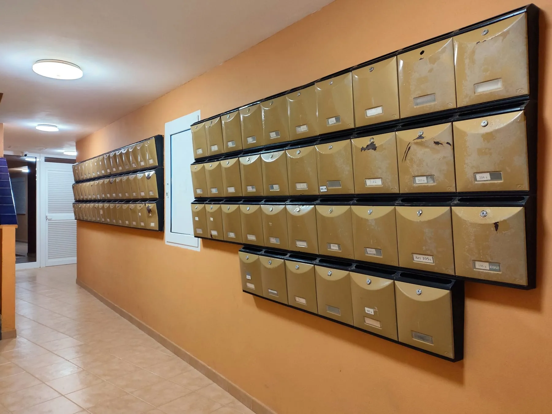 Boîtes aux lettres alignées dans le hall d'un immeuble d'habitation