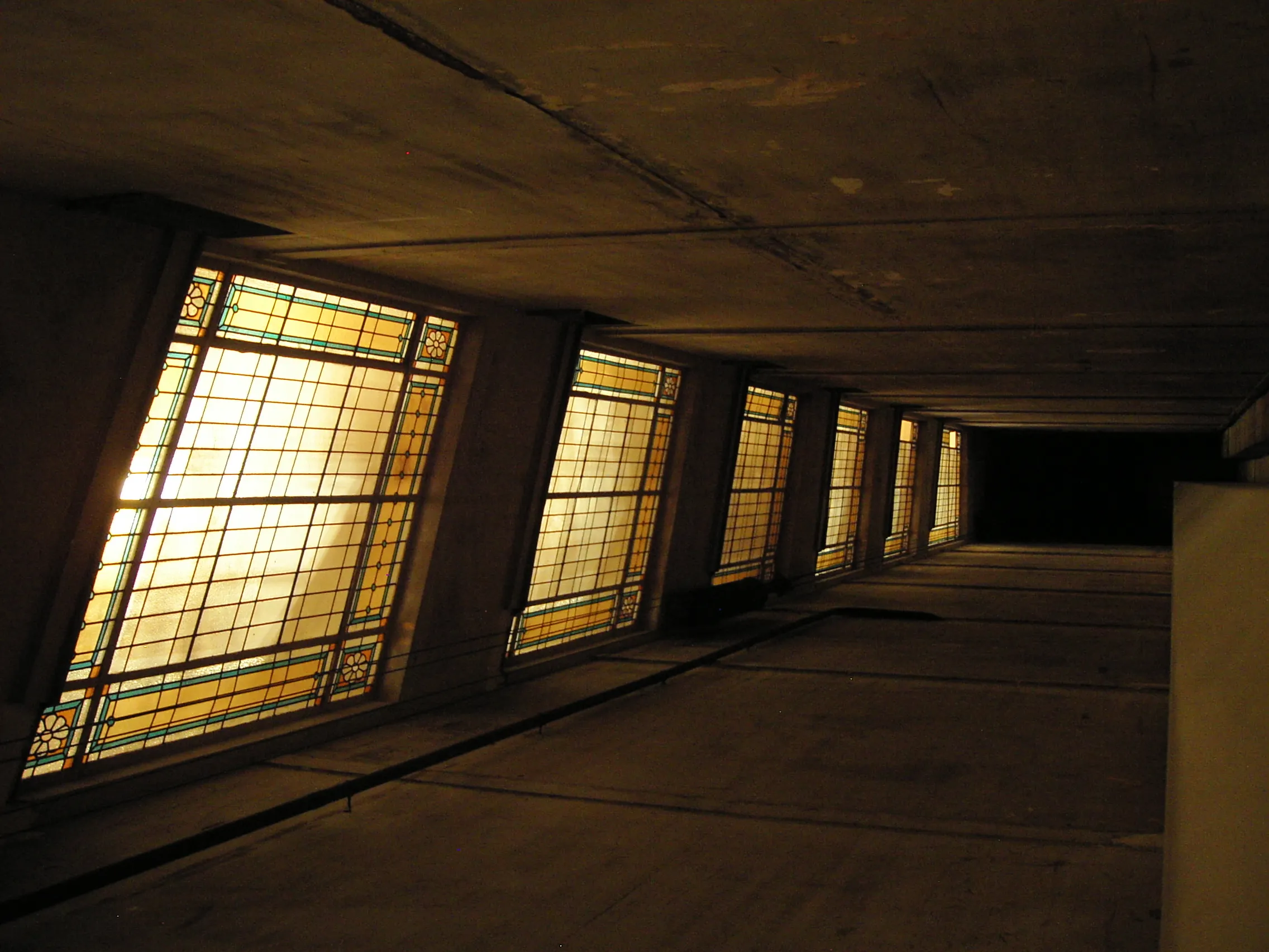 Immeuble d'habitation parisien face à la tour Eiffel pour illustrer un complément de loyer lié à une localisation premium