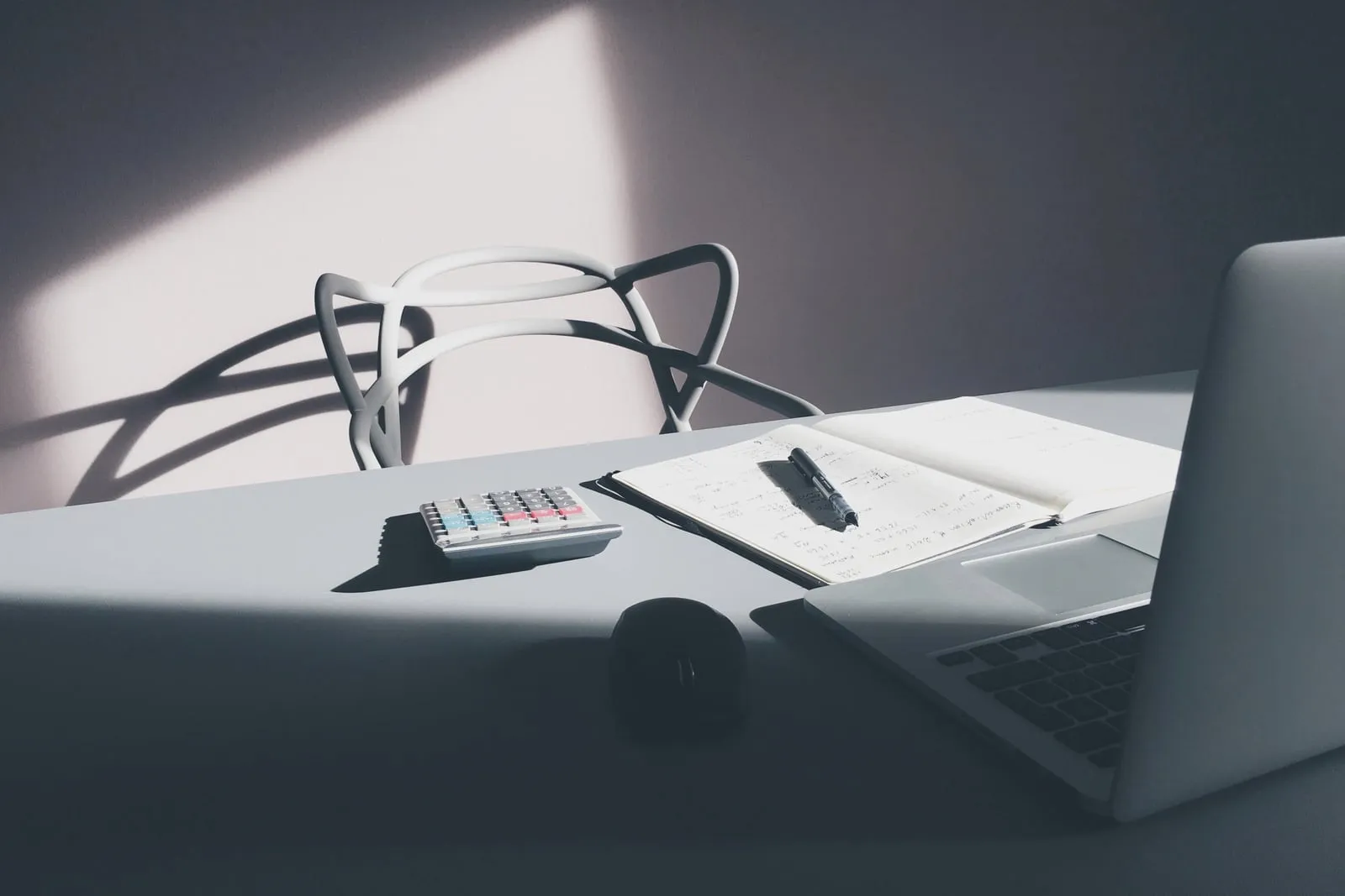 Ordinateur portable, calculatrice et carnet sur un bureau de travail