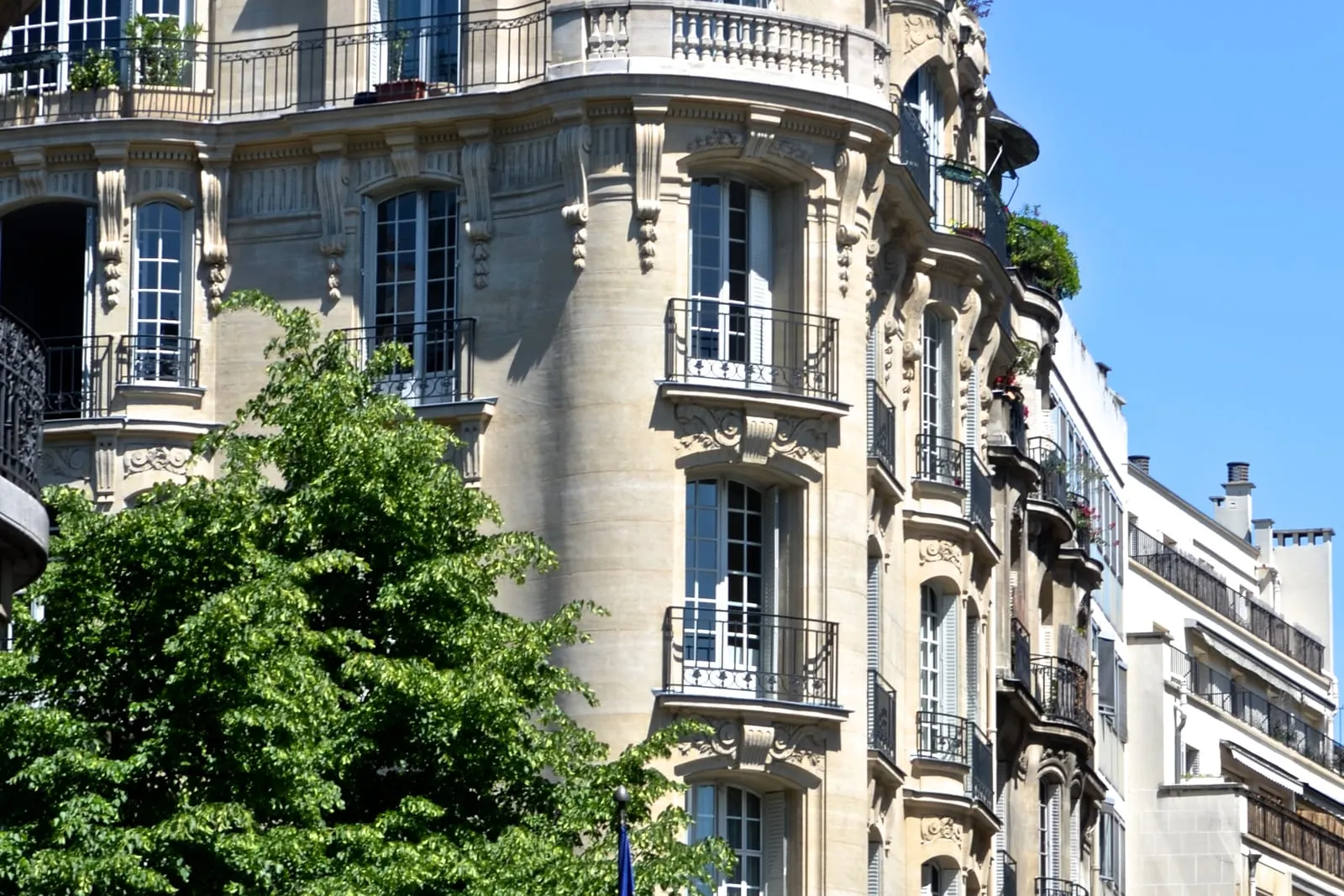 Immeuble d'habitation parisien pour illustrer les diagnostics obligatoires en location