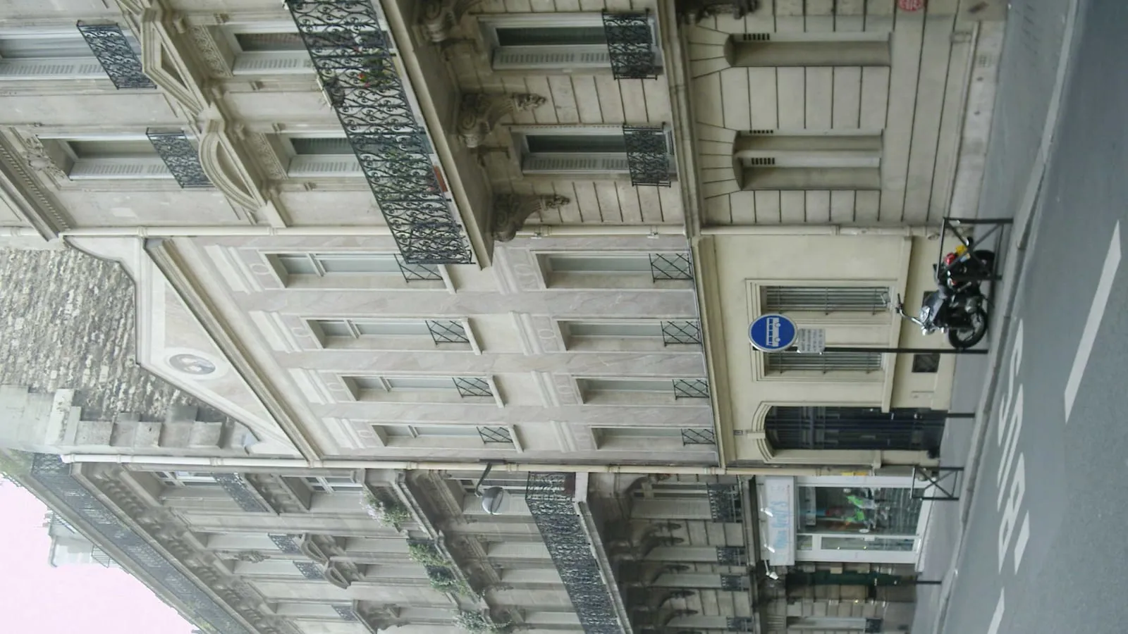 Façade d'immeuble parisien pour illustrer l'encadrement des loyers