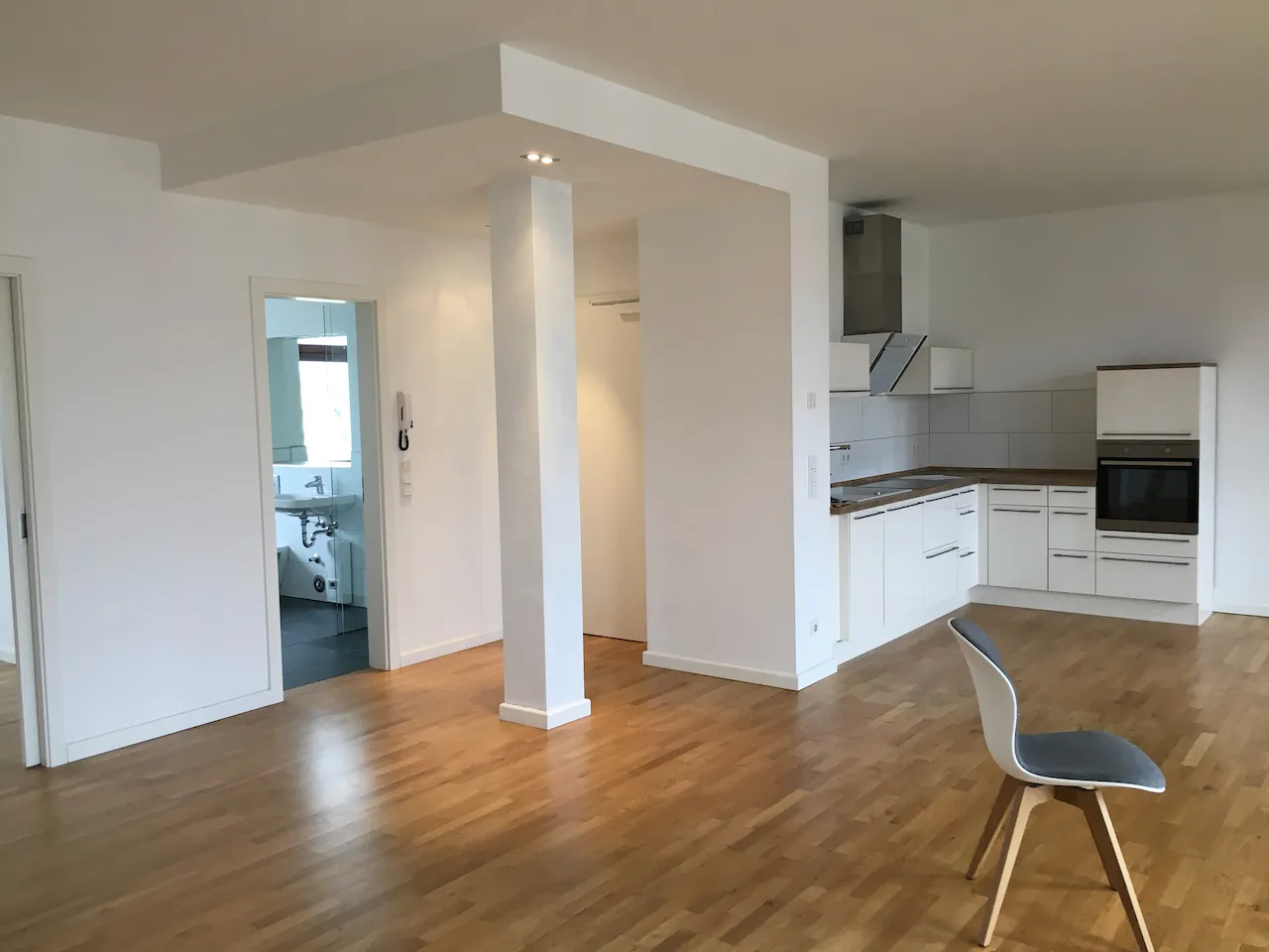 Appartement vide avec cuisine équipée et lumière naturelle