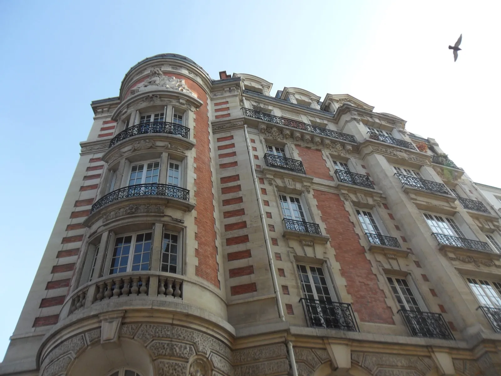 Immeuble d'habitation parisien pour illustrer la comparaison de loyers au renouvellement d'un bail