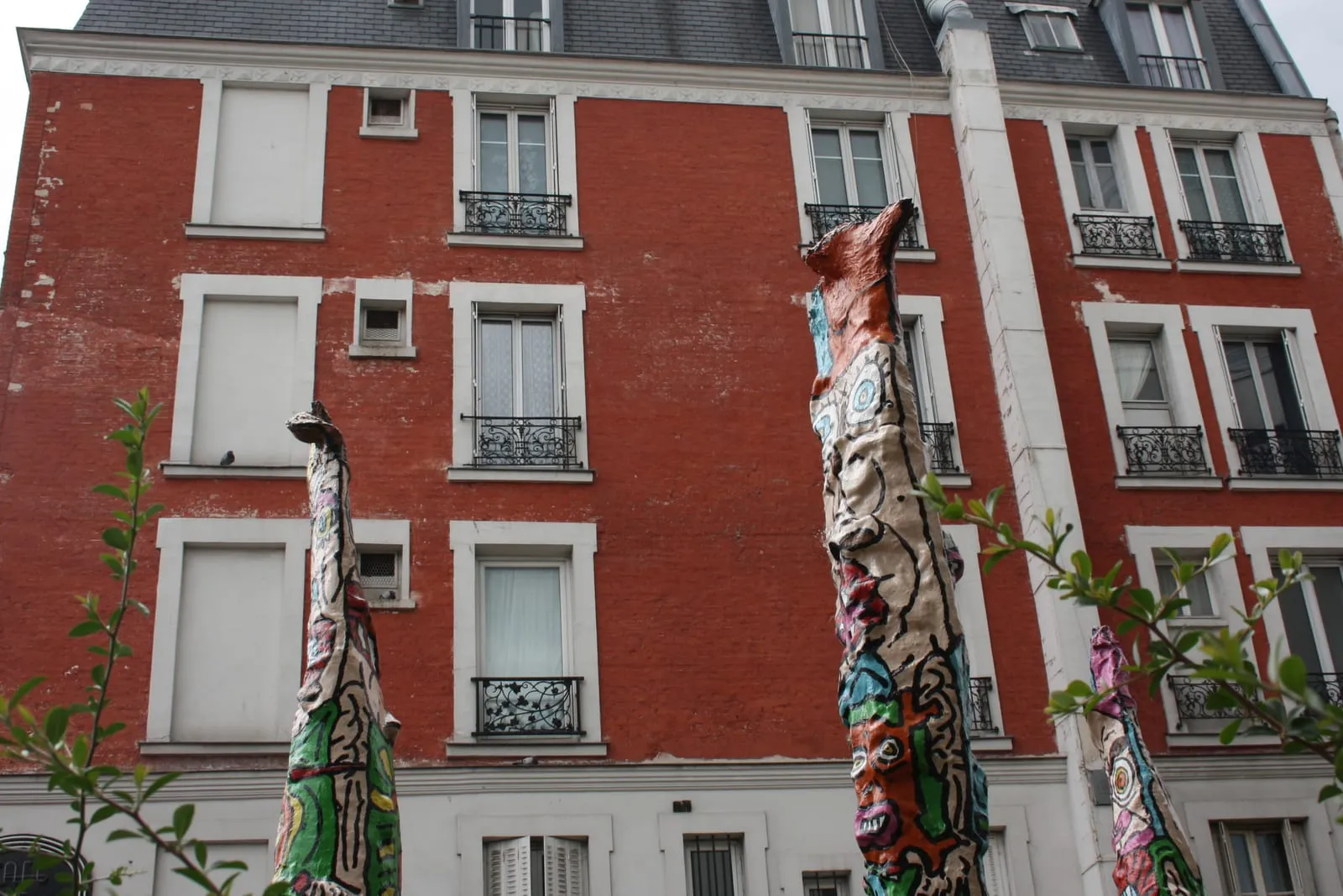 Façade d'un immeuble d'habitation parisien vue depuis la rue