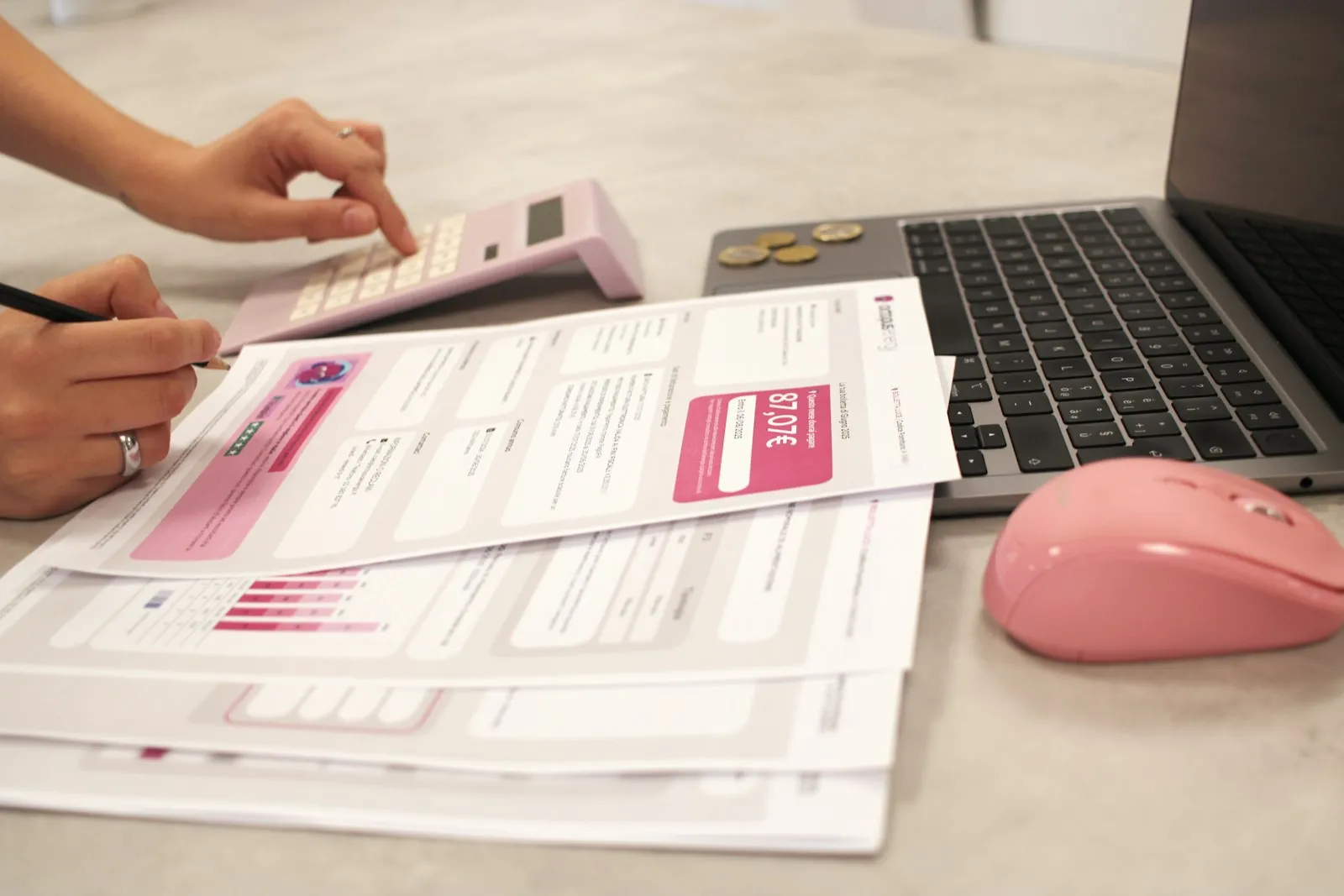 Factures, calculatrice et ordinateur portable sur une table pour illustrer la régularisation des charges