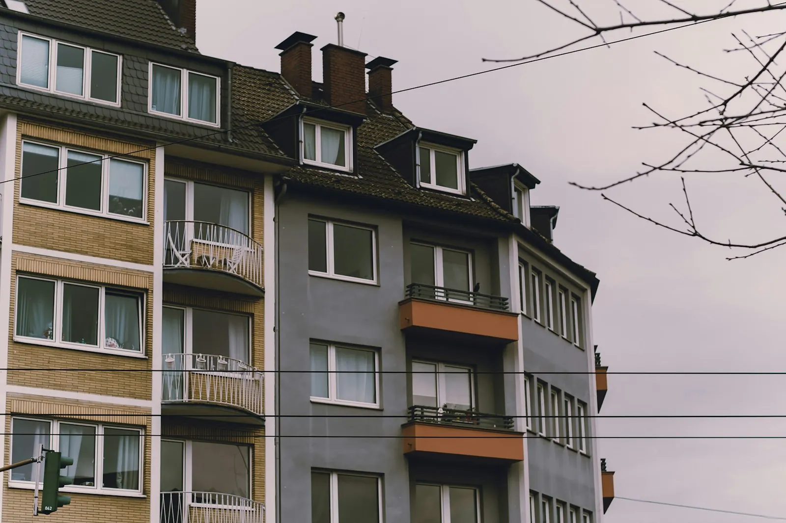 Façade d'un immeuble collectif avec balcons, pour illustrer un investissement locatif