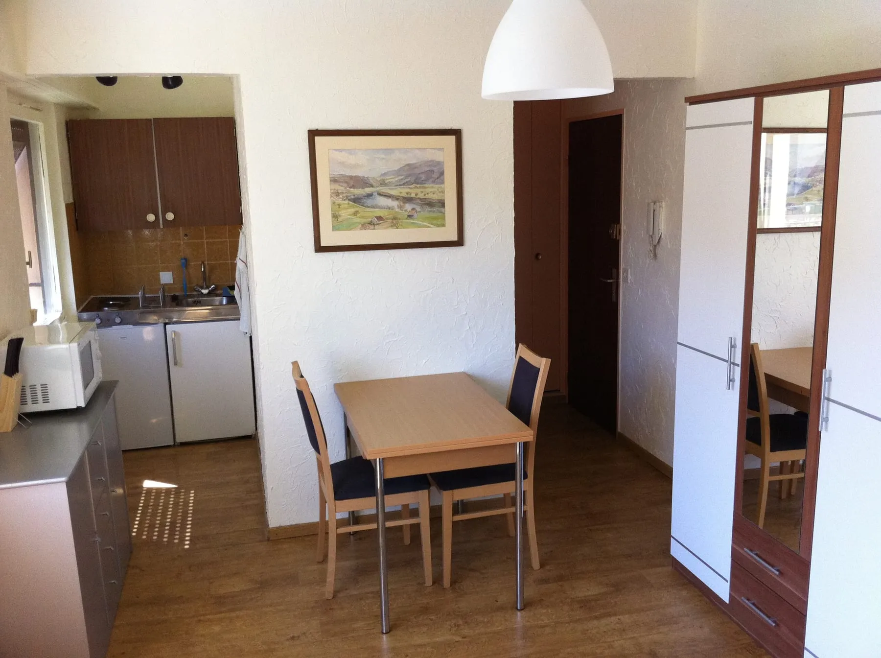 Intérieur d'un studio meublé pour illustrer le renouvellement d'un bail meublé