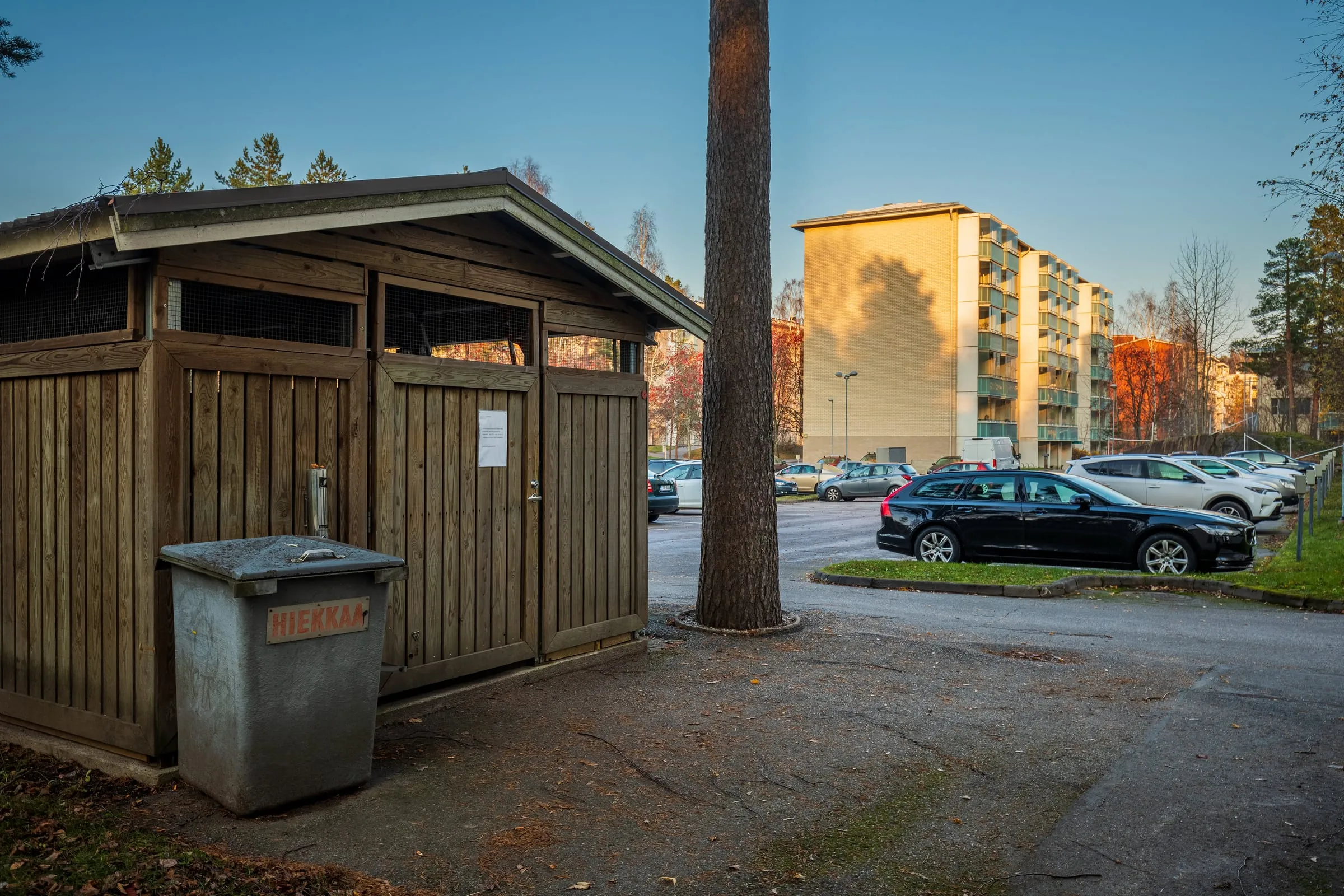 Abri à conteneurs de déchets près d'immeubles résidentiels