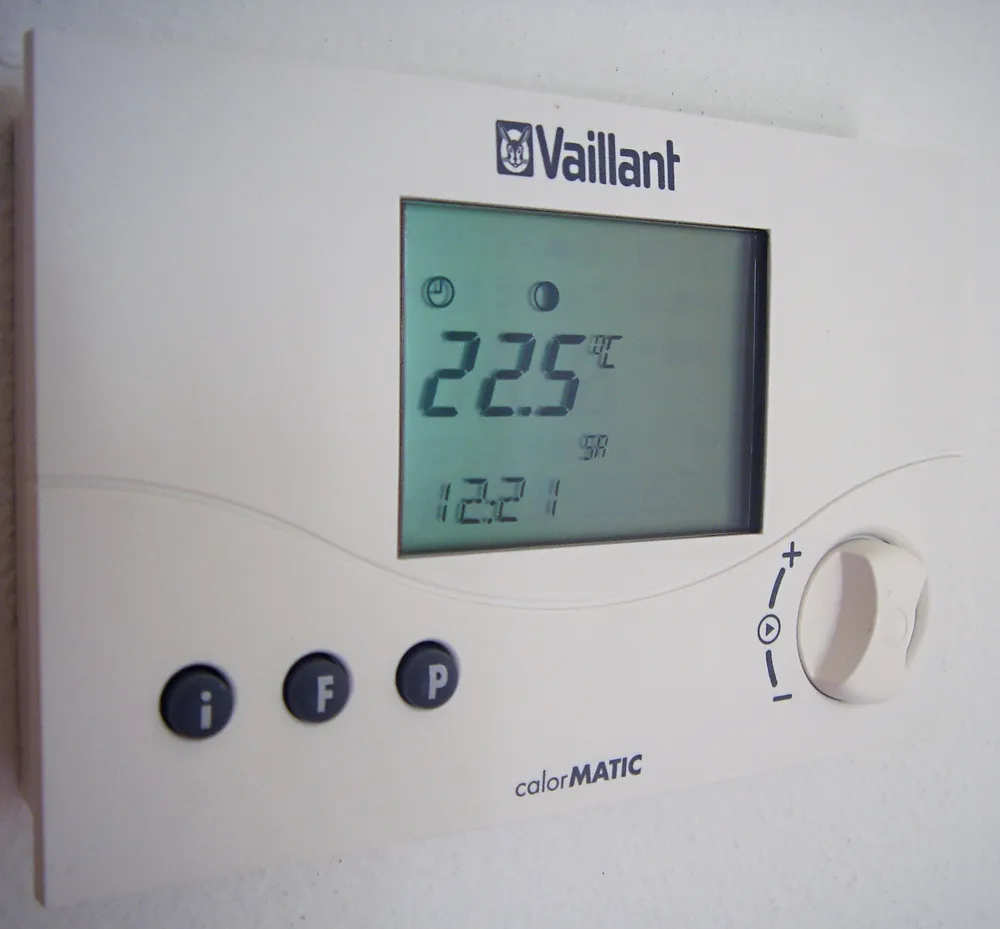 Thermostat mural dans un logement