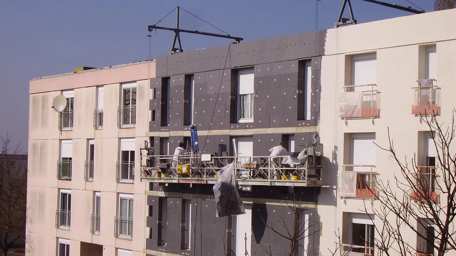 Travaux d'isolation sur la façade d'un immeuble résidentiel