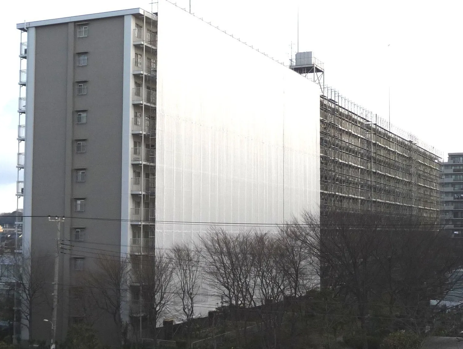 Immeuble d'habitation entouré d'échafaudages pendant des travaux de maintenance